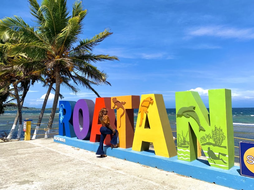 Lifestyle scuba divers in Roatan with Hugh & Judy group, preparing for a fun underwater adventure.